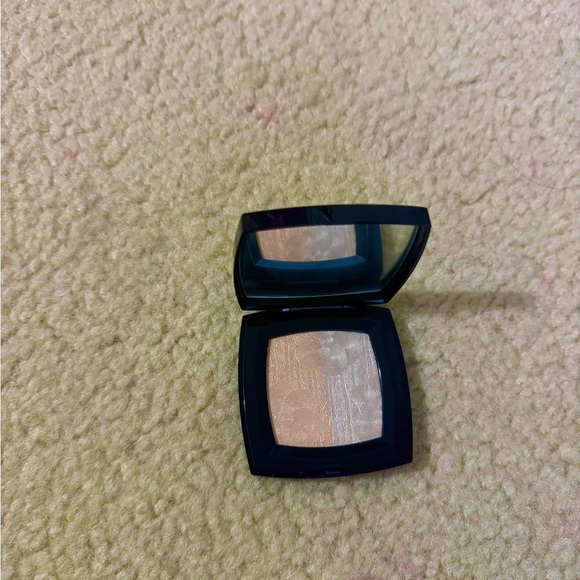 CHANEL Duo de Camélias Illuminating Powder - Picture 4 of 6